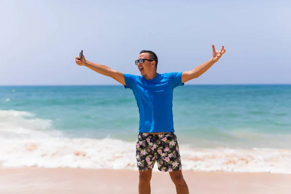 Jovem segurar celular tirar fotos da praia de verão vista panorâmica do mar — Fotografia de Stock
