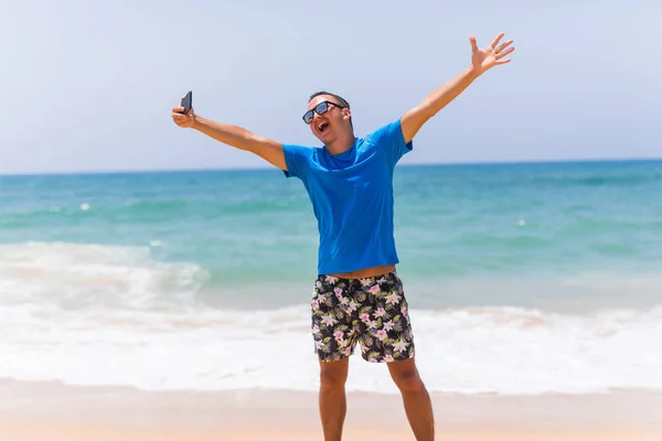 Веселый мужчина селфи с пальмами на фоне тропического острова самостоятельно мужской туристический портрет — стоковое фото