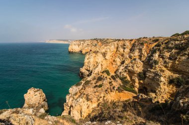 Uzun bir Atlas güneşli yaz günlerinde yıkanmış kayalar ile kumlu plajları güzel manzara