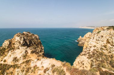 Güzel kumtaşı kaya oluşumu ile Atlantik oce yakınındaki bir mağara