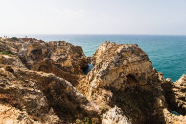 Güzel kumtaşı kaya oluşumu ile Atlantik oce yakınındaki bir mağara
