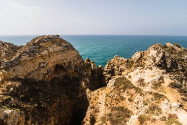 Güzel kumtaşı kaya oluşumu ile Atlantik oce yakınındaki bir mağara