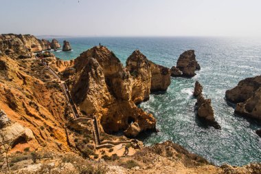 Turkuaz okyanus dalgası erozyon ile Atlantik kıyı şeridi güzel uçurumlarda mağaralar arka plan 