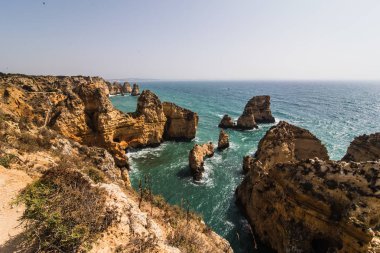Güzel Atlantik Okyanusu görünümü ufuk kumlu plaj kayalar ve dalgalar 