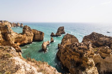 Güzel Atlantik Okyanusu görünümü ufuk kumlu plaj kayalar ve dalgalar 