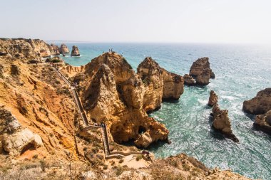 Güzel Atlantik Okyanusu görünümü ufuk kumlu plaj kayalar ve dalgalar 