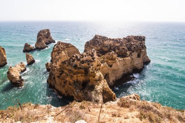 Güzel Atlantik Okyanusu görünümü ufuk kumlu plaj kayalar ve dalgalar 