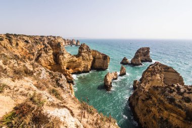 Güzel Atlantik Okyanusu görünümü ufuk kumlu plaj kayalar ve dalgalar 