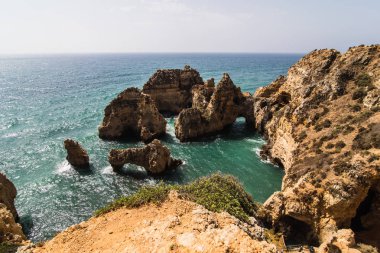 Güzel Atlantik Okyanusu görünümü ufuk kumsal taşlarla ve