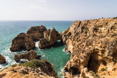 Güzel Atlantik Okyanusu görünümü ufuk kumsal taşlarla ve
