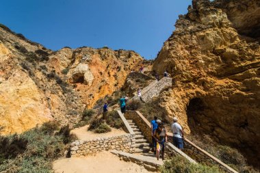 Güzel Atlantik Okyanusu görünümü ufuk Portekiz Atlas Okyanusu'nda kumsalda merdivenlerde ile kumsal taşlarla