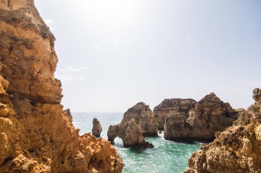 Güzel Atlantik Okyanusu görünümü ufuk Portekiz Atlas Okyanusu'nda kumsalda merdivenlerde ile kumsal taşlarla