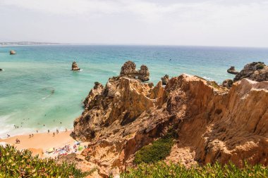Güzel Atlantik Okyanusu görünümü ufuk Portekiz Atlas Okyanusu'nda kumsalda merdivenlerde ile kumsal taşlarla