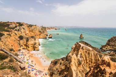 Büyük kayalar kayalıklarla deniz mağaraları ile çarpıcı deniz manzarası üzerinde görünümü kadar harika yakın zevk