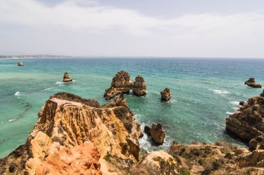 Büyük kayalar kayalıklarla deniz mağaraları ile çarpıcı deniz manzarası üzerinde görünümü kadar harika yakın zevk