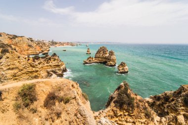 Kayalar kayalıklarla denizler mağaralar kumlu camilo kumsalda bulunan renkli güneşli mavi gökyüzü ile çarpıcı için seyahat