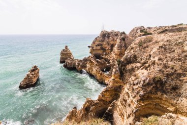 Kayalar kayalıklarla denizler mağaralar kumlu camilo kumsalda bulunan renkli güneşli mavi gökyüzü ile çarpıcı için seyahat
