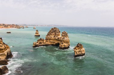 Kayalıklarla denizler ile kumsalda mağaralar deniz manzarası görünümünde buzlu yaz tatili harcama