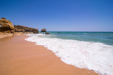 Güneşli bir gün Atlantik Okyanusu kumsalda Portekiz Panoraması 