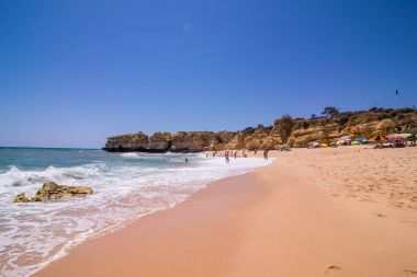 güzel kumsalda ocean breeze summe mağarada ile görünümünü