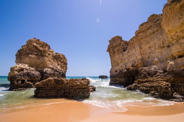 Uzun bir Atlas güneşli yaz günlerinde yıkanmış kayalar ile kumlu plajları güzel manzara