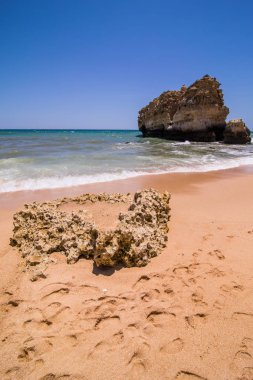 güzel kumsalda ocean breeze summe mağarada ile görünümünü