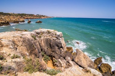 Dalgalar taşlarda Portekiz kıyısında, Atlantik Okyanusu kırmak.