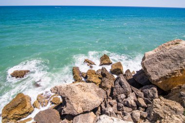 Dalgalar Atlantik Okyanusu Portekiz kıyısında, taşlarda kır. Yaz meslek kavramı