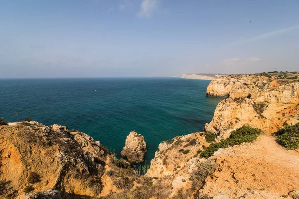 Uzun bir Atlas güneşli yaz günlerinde yıkanmış kayalar ile kumlu plajları güzel manzara