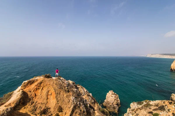 Uzun bir Atlas güneşli yaz günlerinde yıkanmış kayalar ile kumlu plajları güzel manzara — Stok fotoğraf