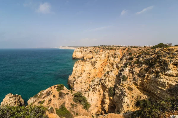 Uzun bir Atlas güneşli yaz günlerinde yıkanmış kayalar ile kumlu plajları güzel manzara — Stok fotoğraf