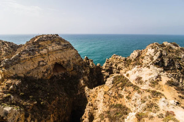 Güzel kumtaşı kaya oluşumu ile Atlantik oce yakınındaki bir mağara