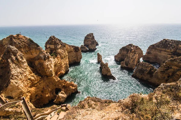 Güzel kumtaşı kaya oluşumu ile Atlantik oce yakınındaki bir mağara — Stok fotoğraf