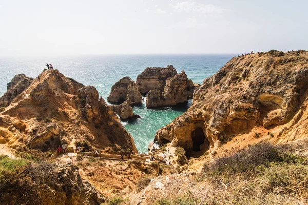 Güzel Atlantik Okyanusu görünümü ufuk kumsal taşlarla ve