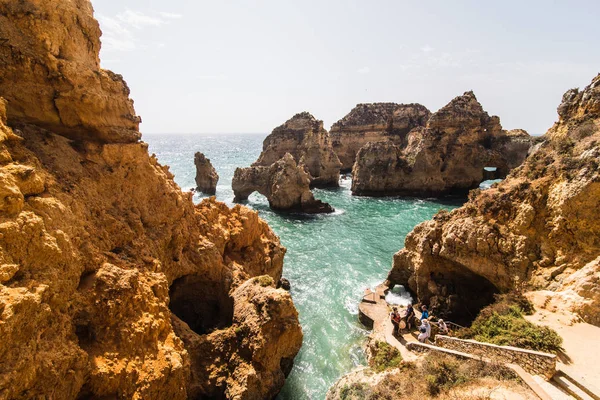 Güzel kumtaşı kaya oluşumu ile bir mağara Atlantic Beach