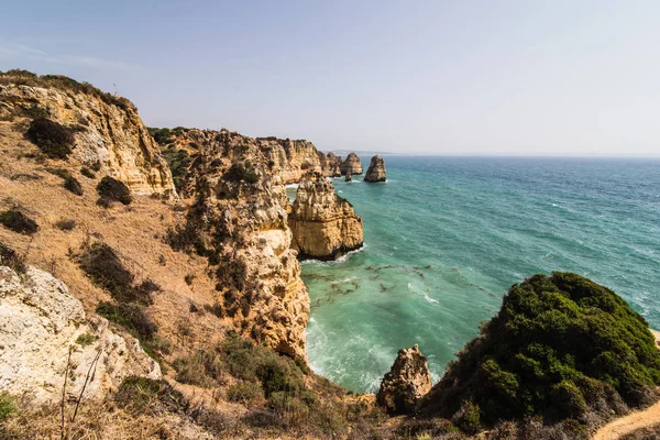 Güzel Atlantik Okyanusu görünümü ufuk kumsal taşlarla ve