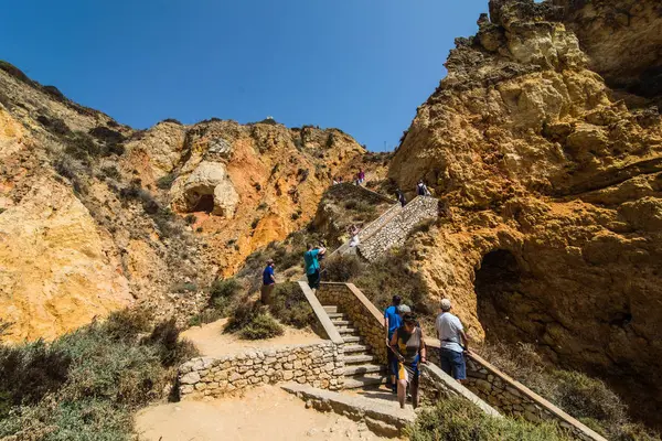 Güzel Atlantik Okyanusu görünümü ufuk Portekiz Atlas Okyanusu'nda kumsalda merdivenlerde ile kumsal taşlarla