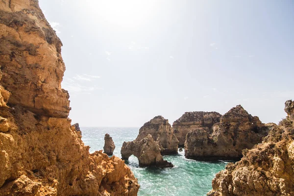 Güzel Atlantik Okyanusu görünümü ufuk Portekiz Atlas Okyanusu'nda kumsalda merdivenlerde ile kumsal taşlarla