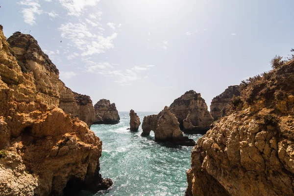 Güzel kumtaşı kaya oluşumu ile bir mağara Atlantic Beach