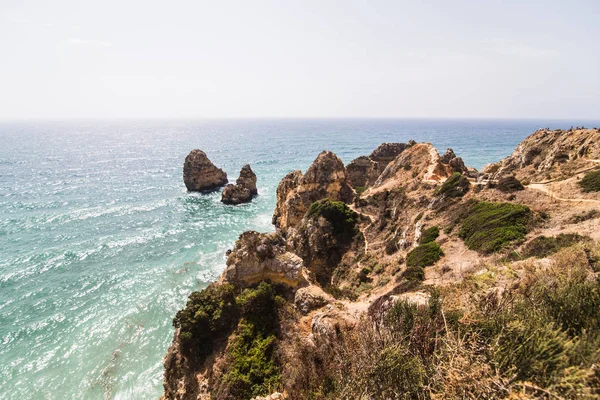 Güzel Atlantik Okyanusu görünümü ufuk Portekiz Atlas Okyanusu'nda kumsalda merdivenlerde ile kumsal taşlarla — Stok fotoğraf