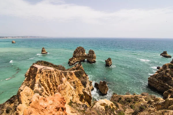 Büyük kayalar kayalıklarla deniz mağaraları ile çarpıcı deniz manzarası üzerinde görünümü kadar harika yakın zevk