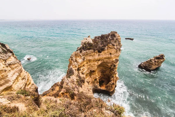 Kayalar kayalıklarla denizler mağaralar kumlu camilo kumsalda bulunan renkli güneşli mavi gökyüzü ile çarpıcı için seyahat — Stok fotoğraf