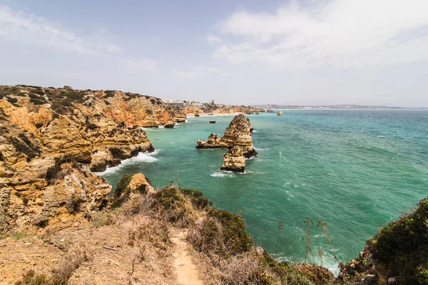 Kayalar kayalıklarla denizler mağaralar kumlu camilo kumsalda bulunan renkli güneşli mavi gökyüzü ile çarpıcı için seyahat
