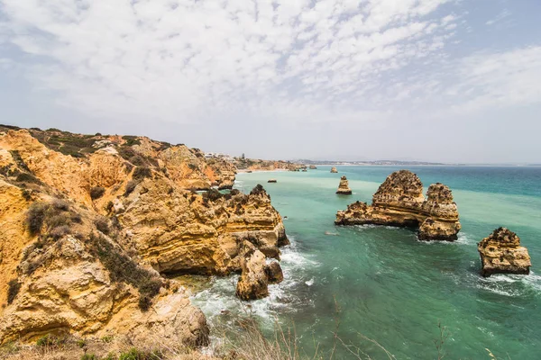 Kayalıklarla denizler ile kumsalda mağaralar deniz manzarası görünümünde buzlu yaz tatili harcama