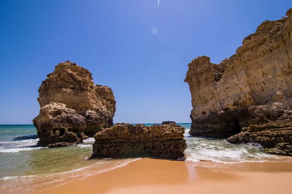 güzel kumsalda ocean breeze summe mağarada ile görünümünü