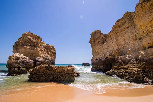 Uzun bir Atlas güneşli yaz günlerinde yıkanmış kayalar ile kumlu plajları güzel manzara
