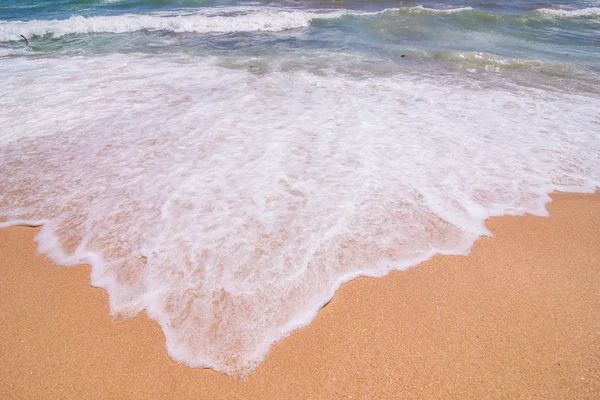 Plażę i ocean fale w słoneczny letni dzień. koncepcja powołania lato — Zdjęcie stockowe