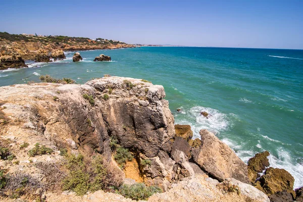 Dalgalar taşlarda Portekiz kıyısında, Atlantik Okyanusu kırmak.