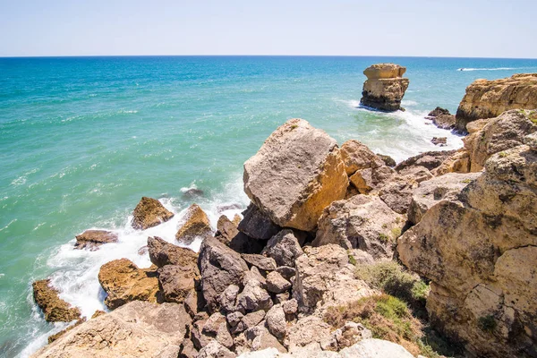 Las olas rompen alrededor de rocas del océano atlántico en la costa de portugal. concepto de vocación de verano — Foto de Stock