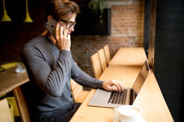 Kafede laptop çalışma web sitesi denetimini adam